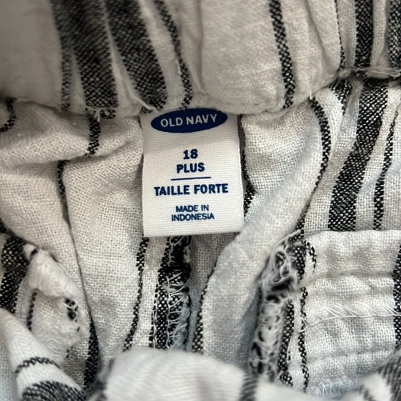 Old Navy Paper bag waisted shorts - size 18 - Picture 2 of 4